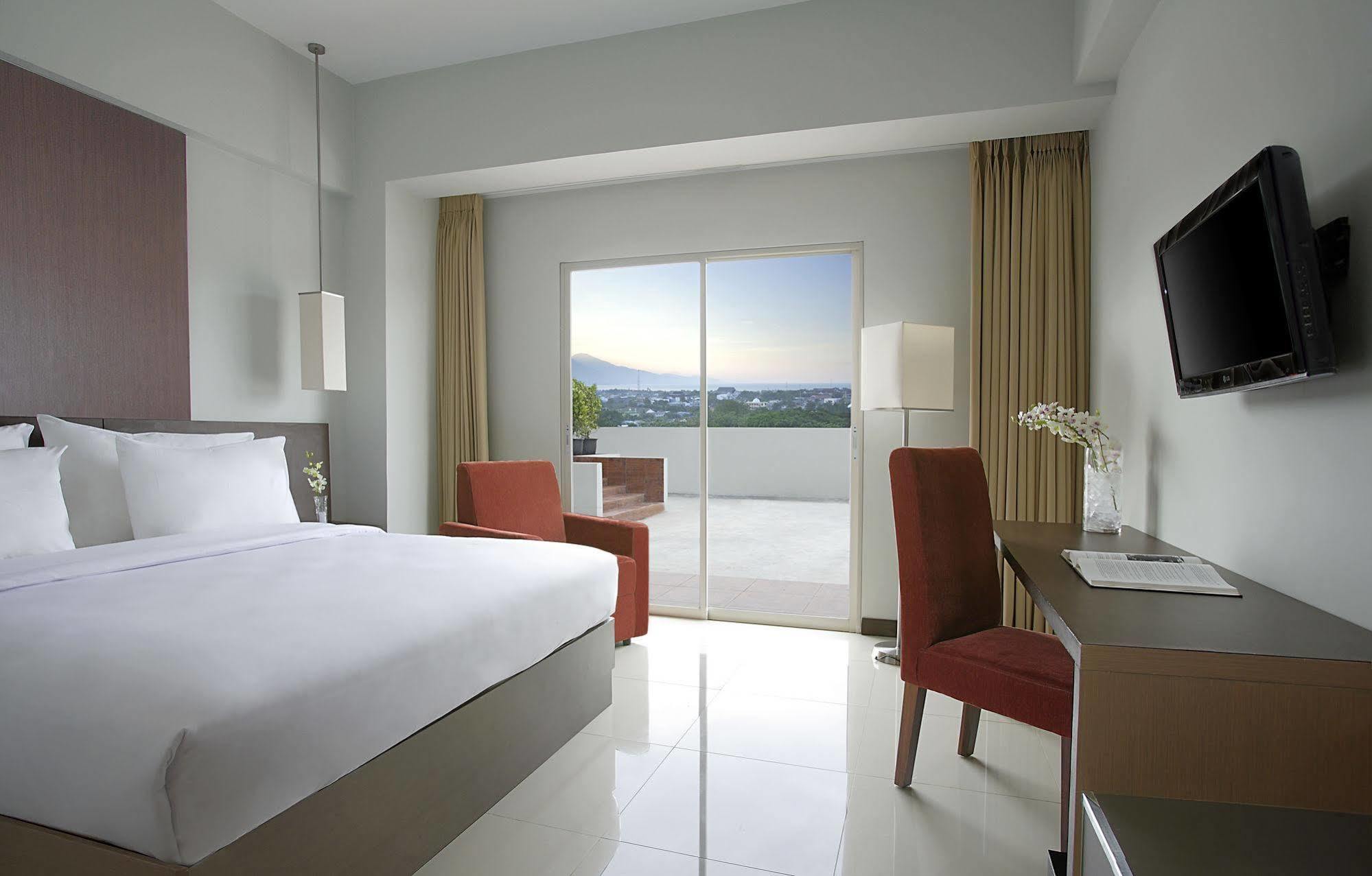 Hotel Santika Palu Exterior foto